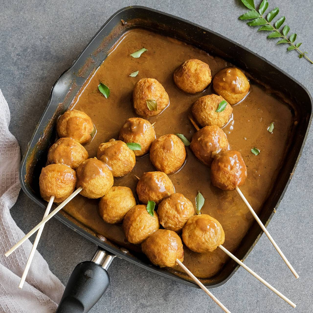 TomTom Classic Original Fish Balls with gravy